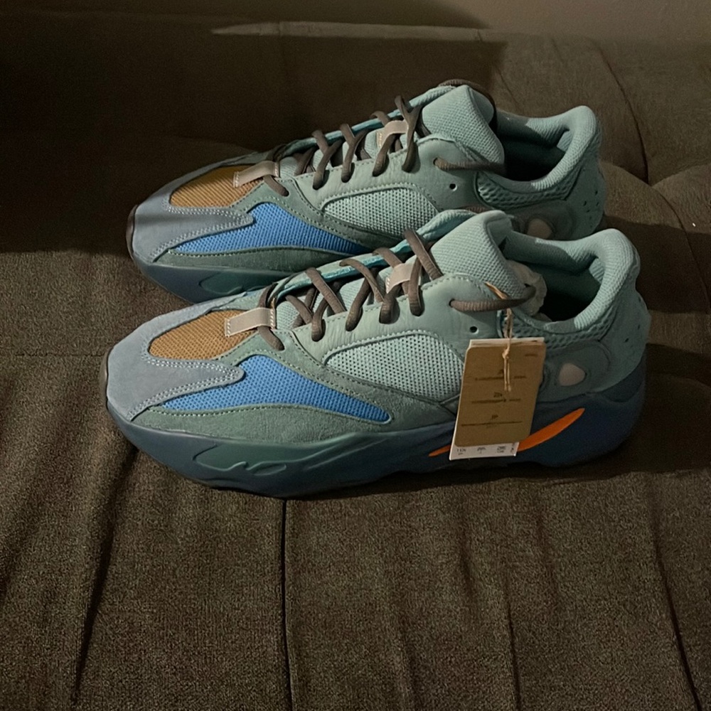 Sneakers yeezy boost 700 brand new